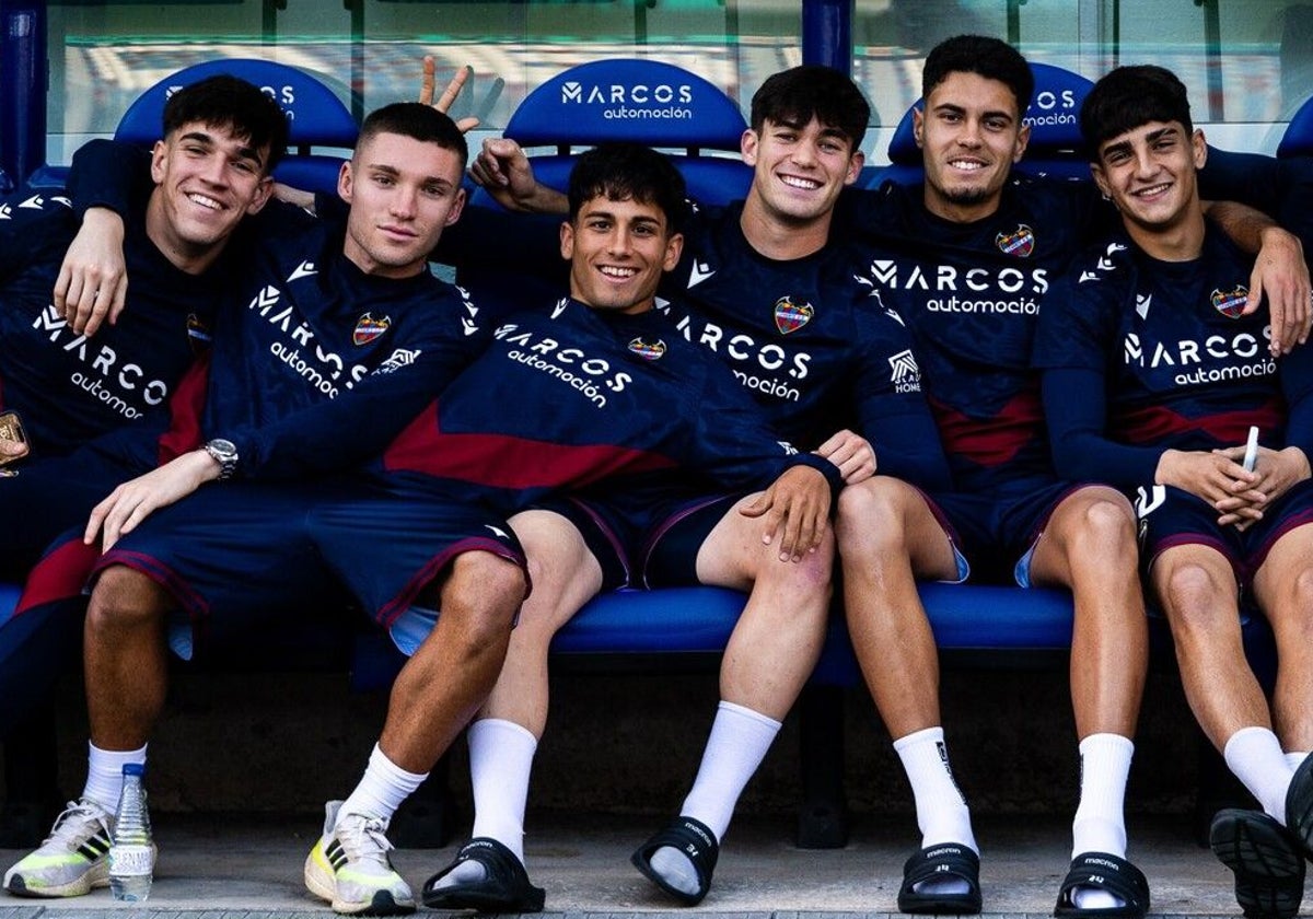 Los canteranos del primer equipo, en el banquillo antes de un partido