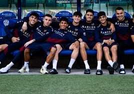 Los canteranos del primer equipo, en el banquillo antes de un partido