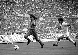 Mario Alberto Kempes, durante un partido con el Valencia