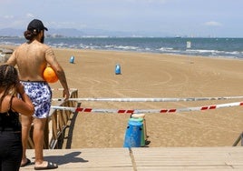 La playa de la Malvarrosa, cerrada como medida preventiva a causa del temporal.