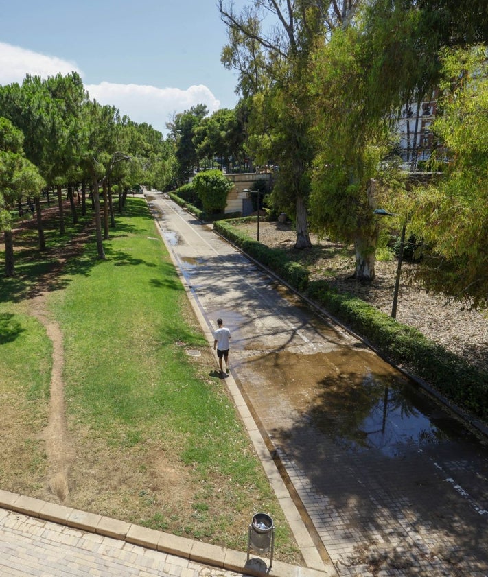 Imagen secundaria 2 - La fuerte lluvia en la ciudad de Valencia. El lugar del suceso en la zona de la Marina Real. El viejo cauce del río, prácticamente vacío.