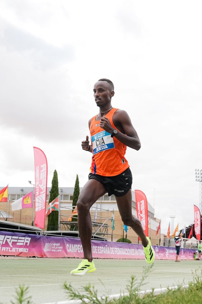 Rodri Kwizera batiendo el récord de 5.000 metros del campeonato.