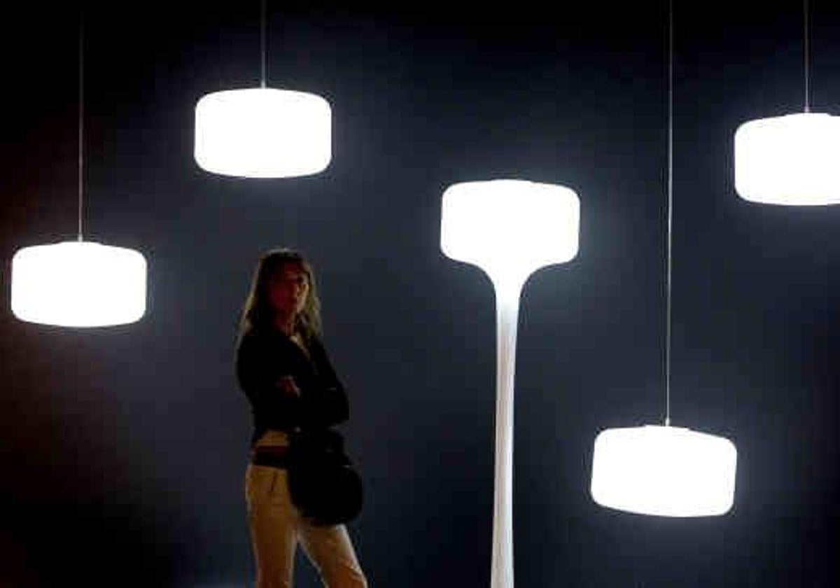 Una persona pasea entre lámparas expuestas en la Feria Internacional del Mueble de Valencia en una imagen de archivo