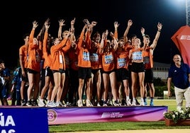 La Selección Valenciana de atletismo celebrando el tercer puesto.