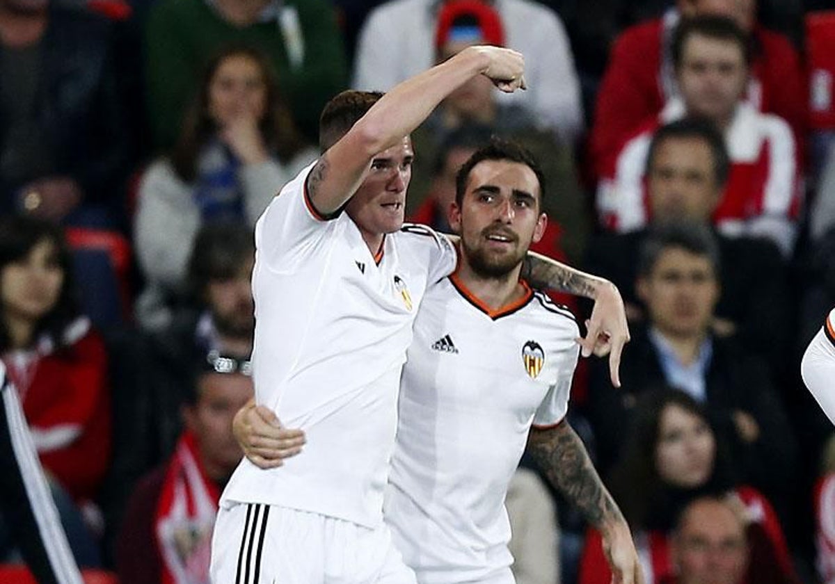 De Paul junto a Paco Alcácer celebrando un gol.