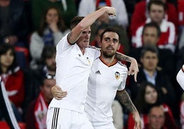 De Paul junto a Paco Alcácer celebrando un gol.