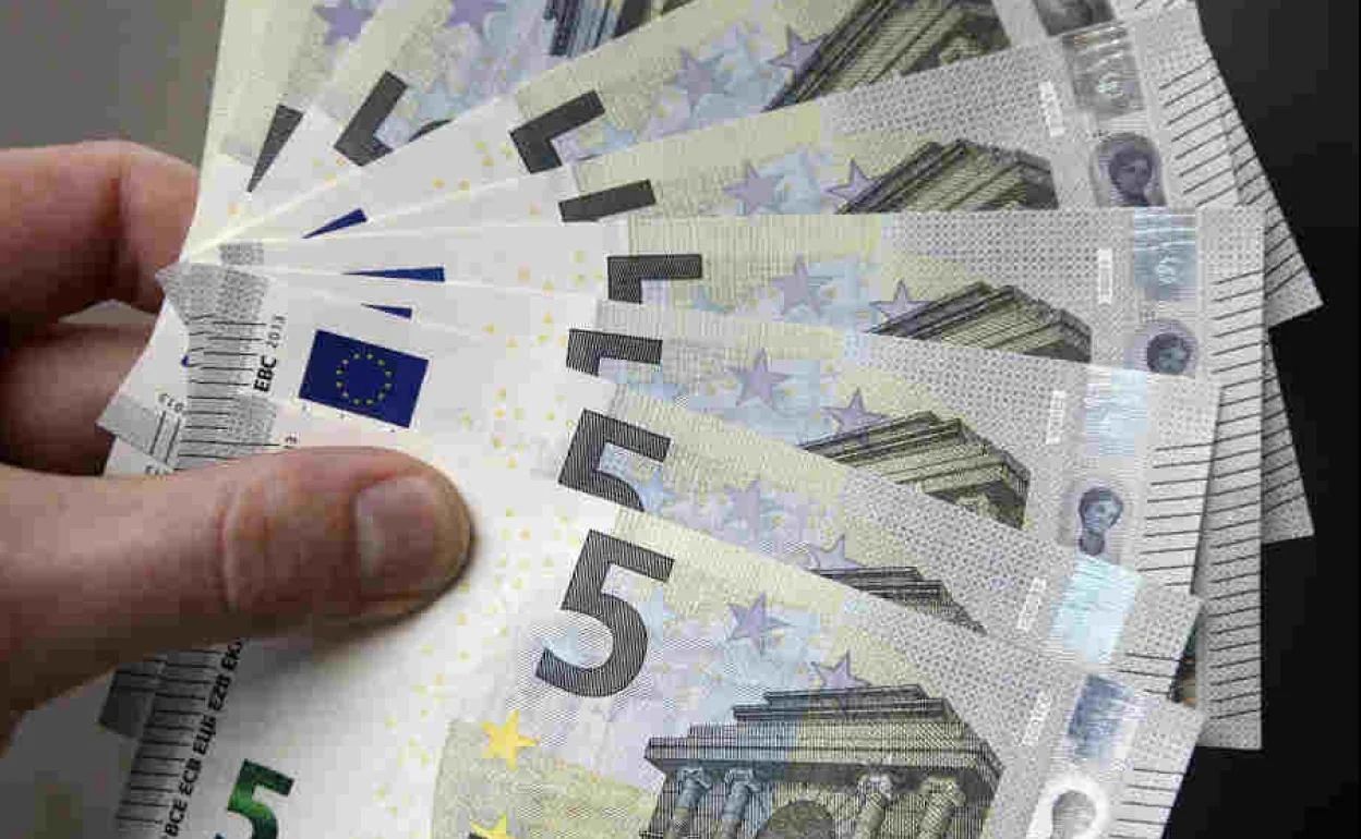 Varios billetes de 5 euros.