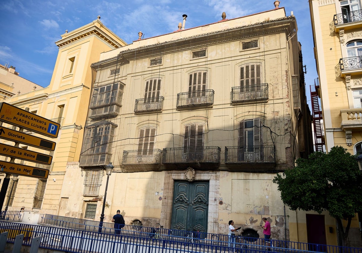 Imagen principal - Fachada del palacio de Montortal, suelo Nolla en el refugio y respiradero.