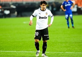 Kang-in Lee, en un partido con el Valencia.