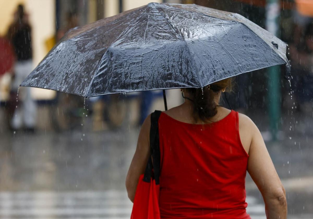 Una mujer se protege de la lluvia, el pasado sábado.