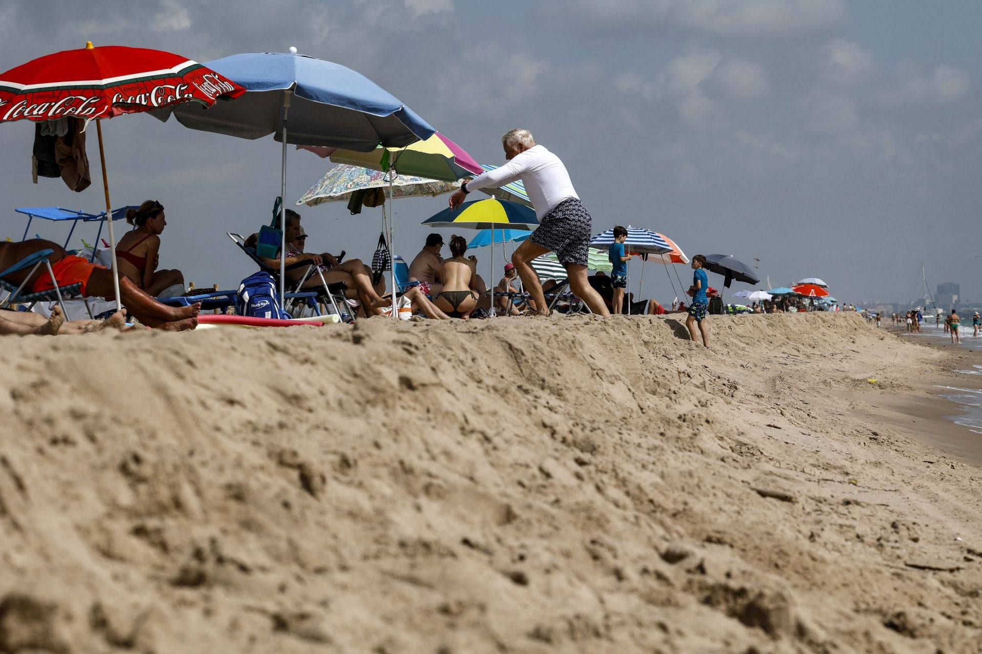 El temporal golpea a las playas del Saler año y medio después de la regeneración
