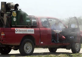 Imagen de archivo de operarios fumigando en Castellón.