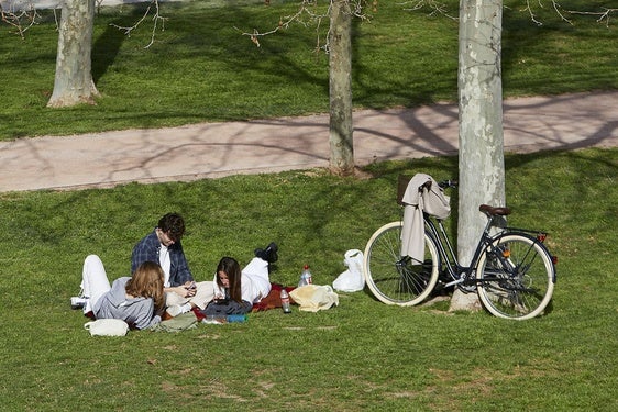 Una reunión de amigos, al aire libre, en el antiguo cauce
