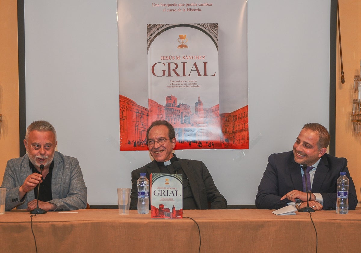 El editor Toni Hill, el vicario general Vicente Fontestad y el autor de la novela.