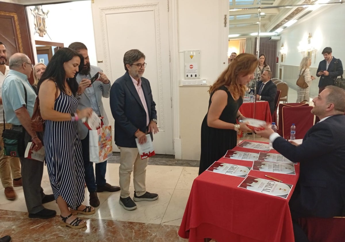 Imagen principal - Presentación de la novela 'Grial'.