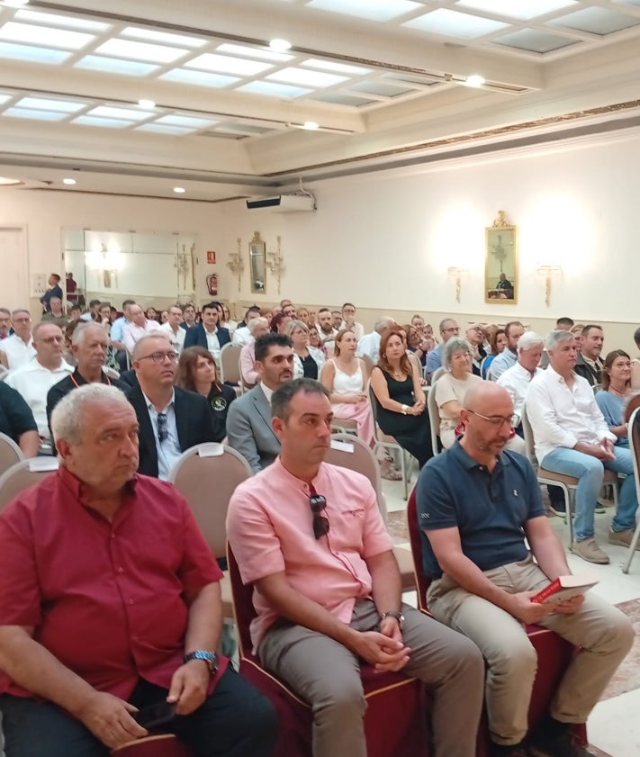 Imagen secundaria 2 - Presentación de la novela 'Grial'.