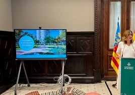 La alcaldesa presenta el plan, este lunes en el Ayuntamiento.