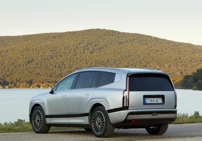 La firma lumínica de la trasera le da mucha personalidad a este coche.