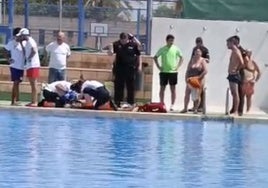 Los sanitarios tratan de reanimar al septuagenario fallecido en la piscina municipal de Massamagrell.