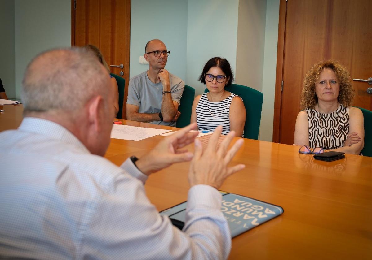 La alcaldesa Folgado, en la reunión con responsables de la CHJ.