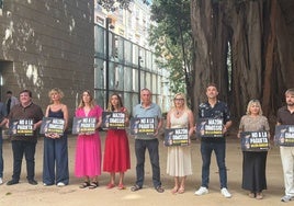 Los diputados de Compromís, en el patio interior de Les Corts.