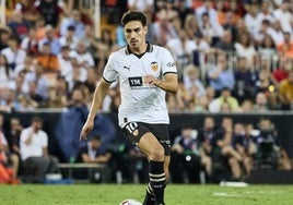 Almeida conduciendo el balón.