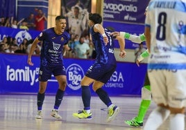 Los jugadores del Alzira celebran un gol.