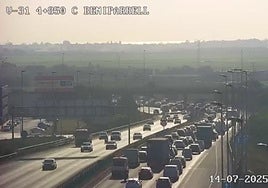 Atascos en la V-31 este lunes, 14 de julio.