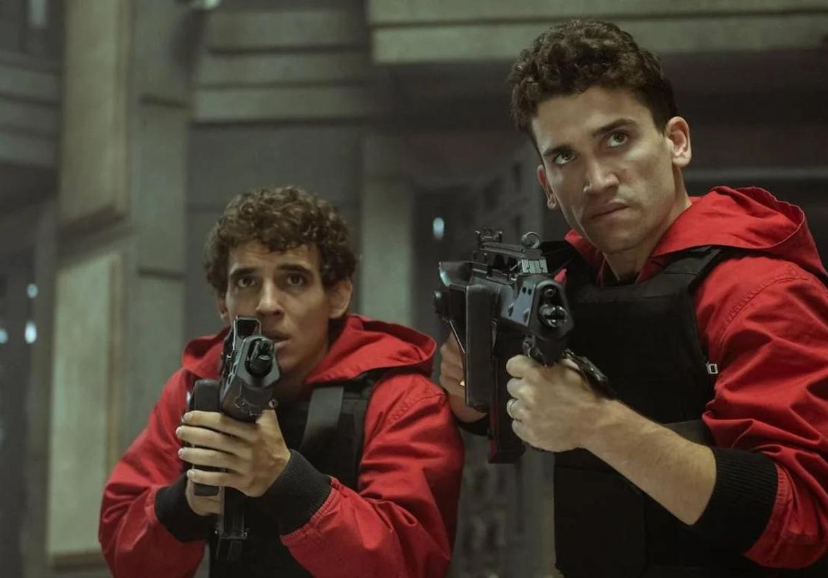 Miguel Herrán y Jaime Lorente, durante una escena de 'La casa de papel'.