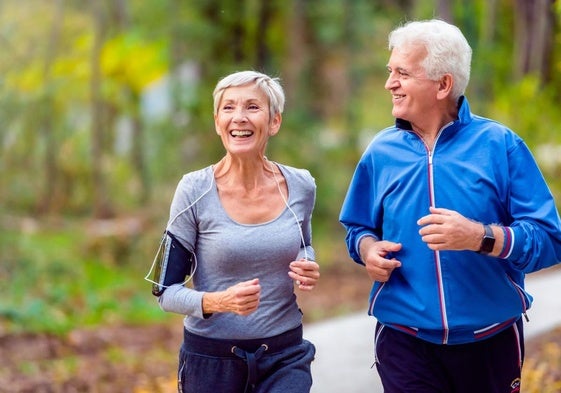 Dos personas mayores haciendo running, imagen de archivo.