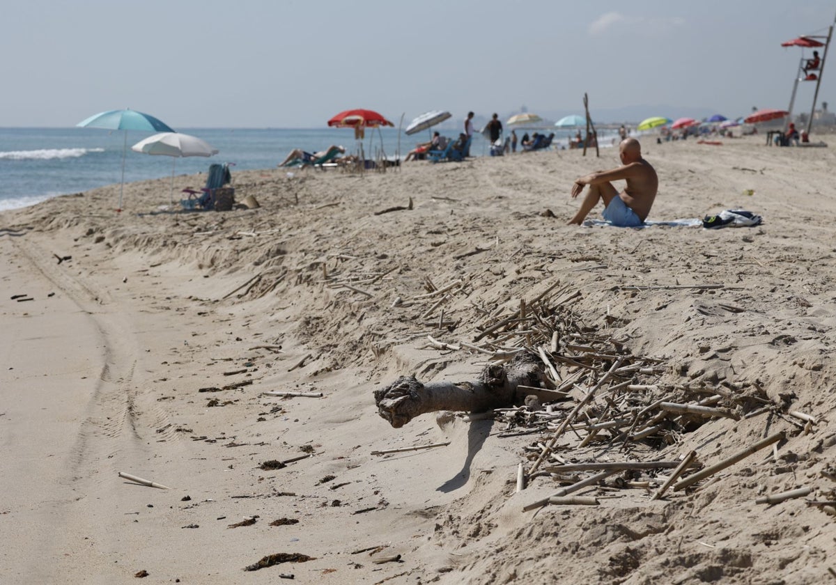Bañistas en las playas del Saler este martes.