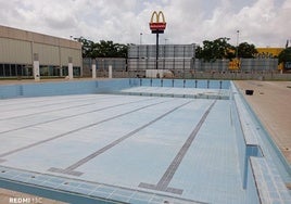 Reparaciones.La piscina descubierta,ayer en pleno procesode reconstrucción.