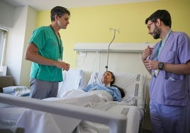 El personal sanitario con la paciente intervenida en La Fe.