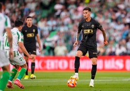 Enzo Barrenechea, durante el partido del Valencia contra el Betis.