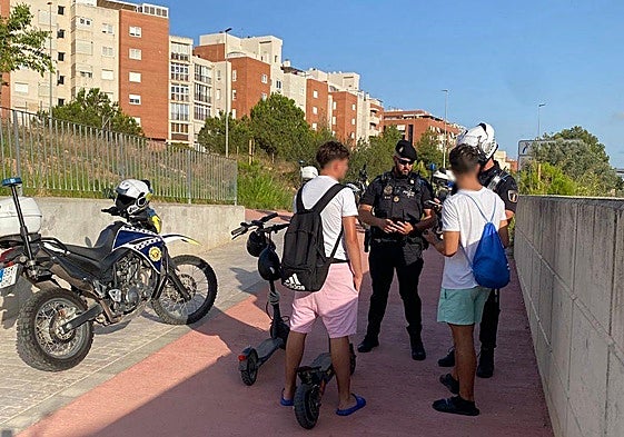 Control de patinetes elétricos en una calle de Paterna.