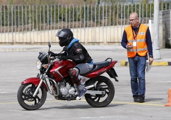 Examen de moto en una imagen de archivo.