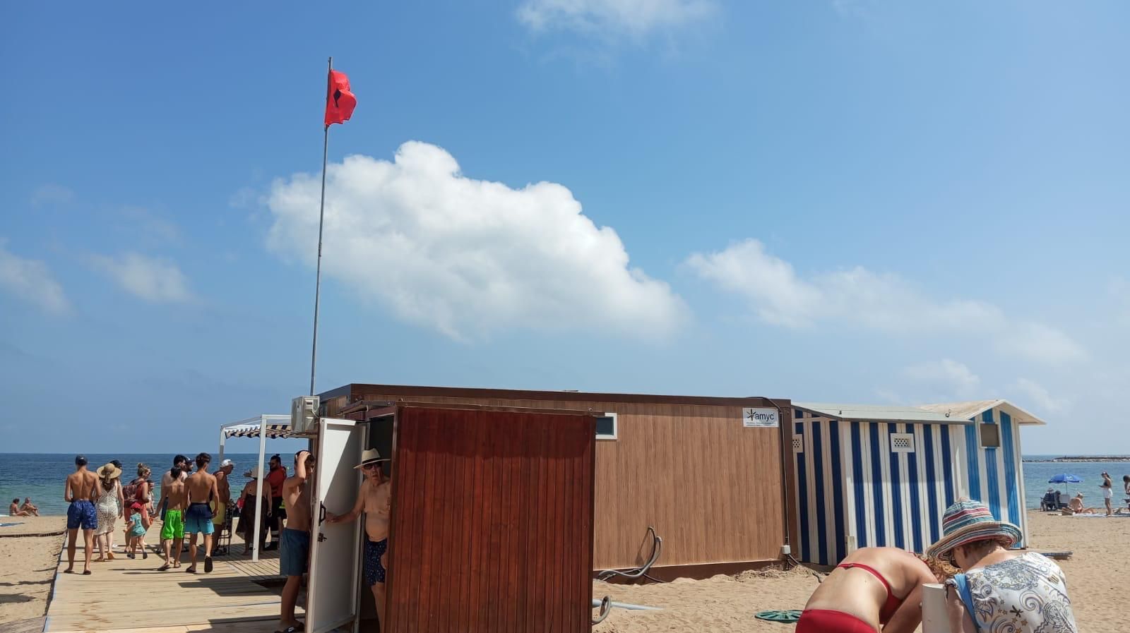 FOTOS | Cierran otras tres playas en Dénia por contaminación fecal