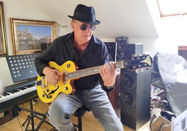 Francisco puntea la guitarra en el estudio que tiene en su casa de Godella.