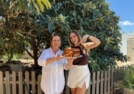 Ana Valdés junto a su madre, en la casa de campo de Villena.
