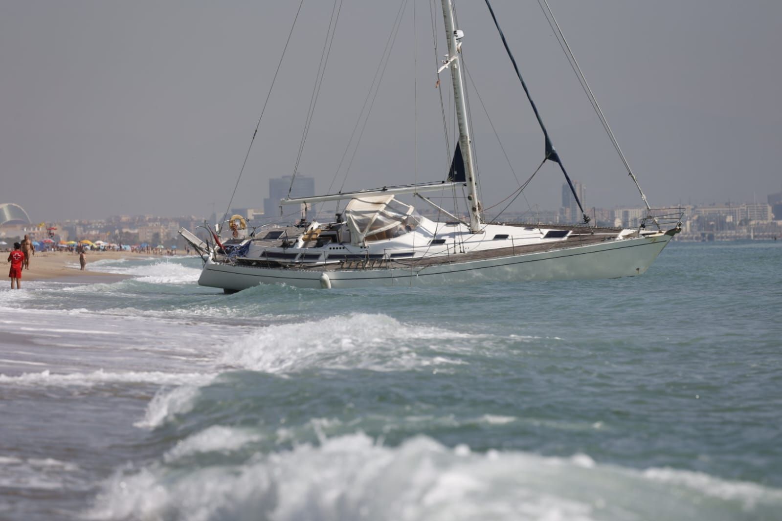 Fotos: Velero encallado en El Saler