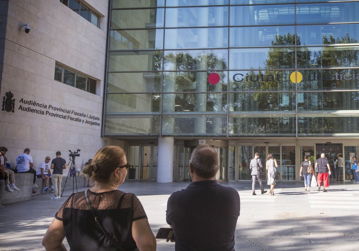 El acusado de violar a una menor se jactaba con sus amigos: «Ni le baja la regla y tenemos sexo»