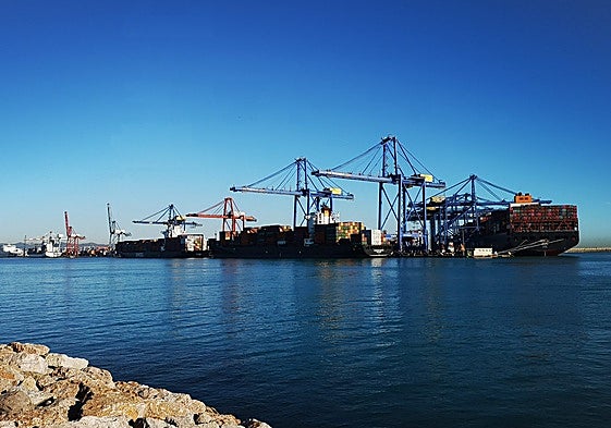 Varios buques en el puerto de Valencia.