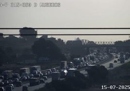 Vehículos parados en la A-7 este martes.