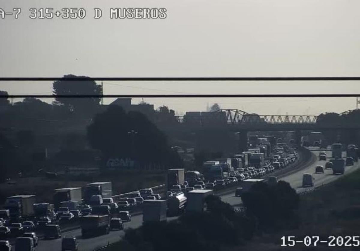 Vehículos parados en la A-7 este martes.