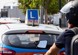 Aspirantes a un examen práctico de conducir.