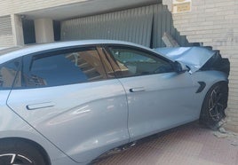 Un coche se empotra contra la puerta de un garaje en Cullera