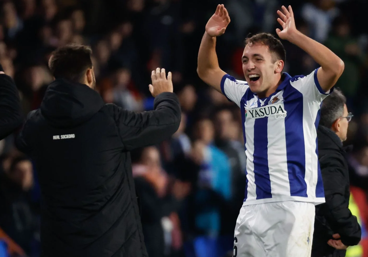 Olasagasti celebra un gol con la Real Sociedad.