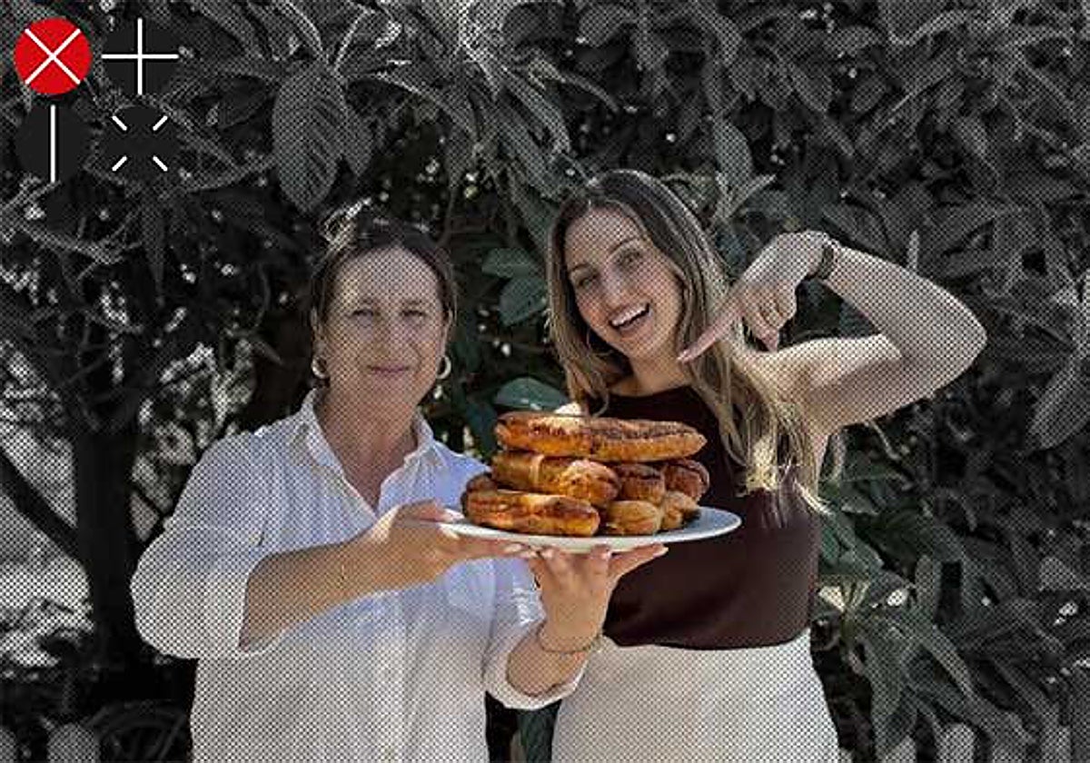 Ana Valdés junto a su madre, en la casa de campo de Villena.