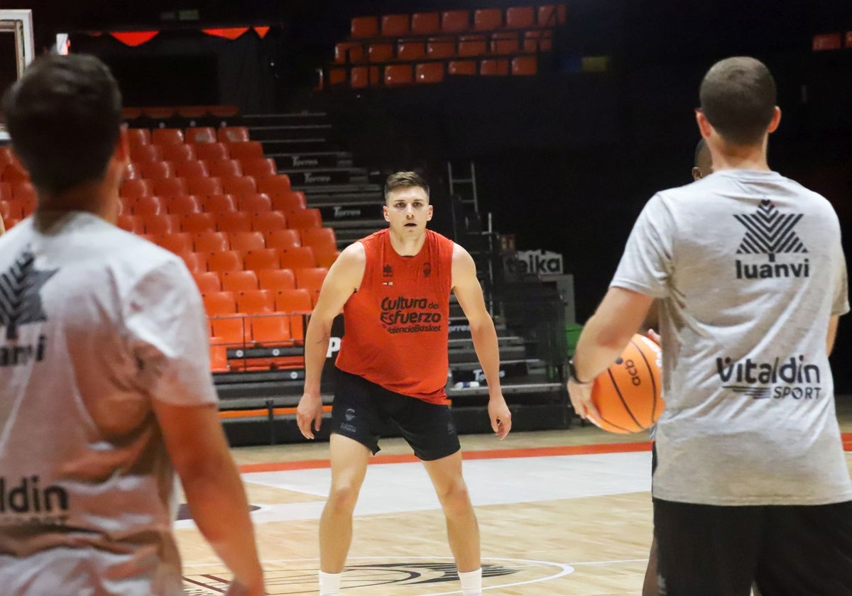 Jugadores y cuerpo técnico del Valencia Basket, vestidos con indumentaria de Luanvi.