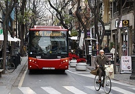 Un autobús de la línea 4, por el centro de la ciudad en una imagen de archivo.